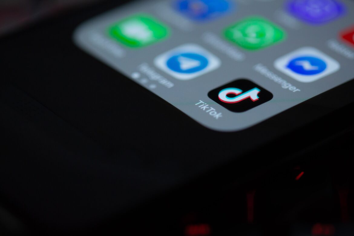 A close up of the iphone 's home screen.